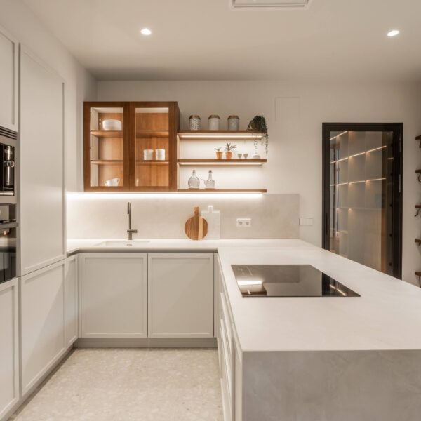 Cocina Integral Elegancia Neoclásica y Funcionalidad
